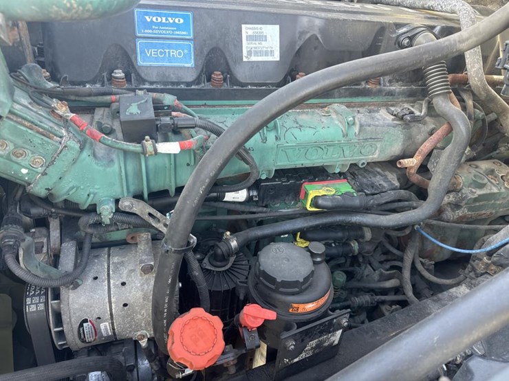 2011-volvo-10-image-34