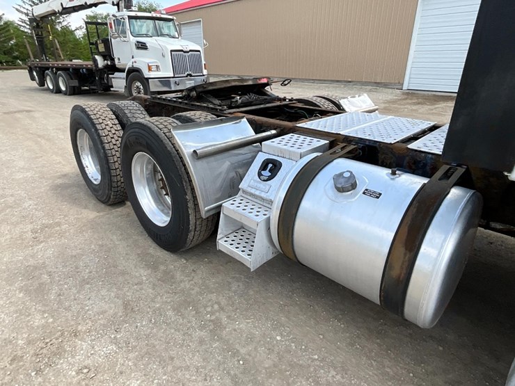 2016-freightliner-ca125-day-cab-image-9