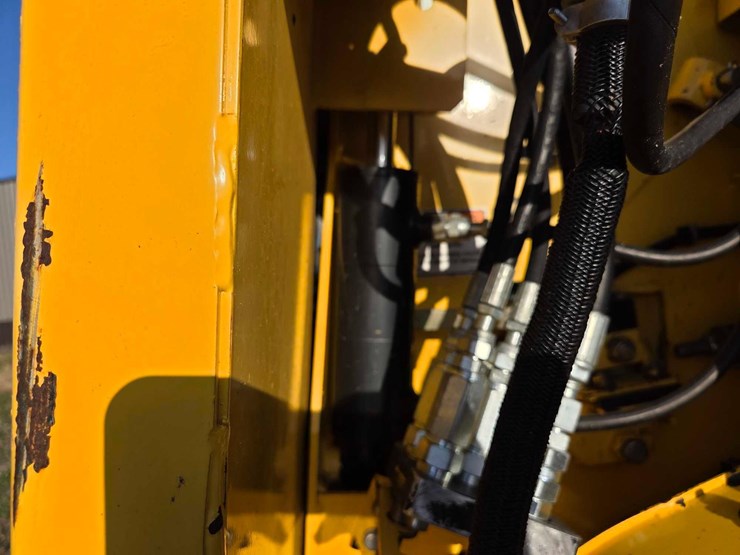 2010-new-holland-cr9065-image-9