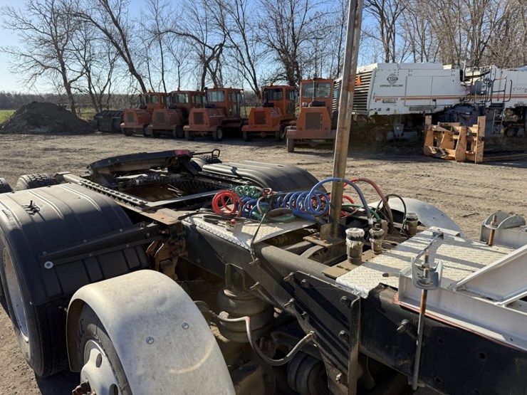 #1955-•-2008-international-eagle-day-cab-truck-tractor-image-38