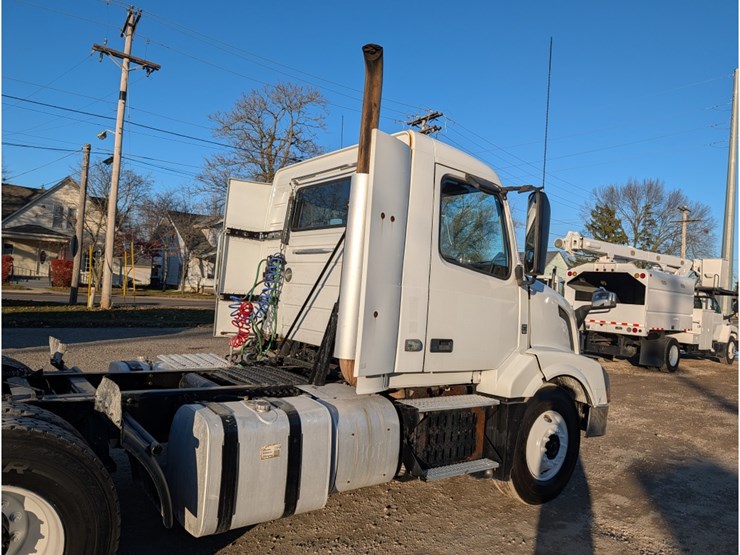 2015-volvo-vnl-day-cab-image-5