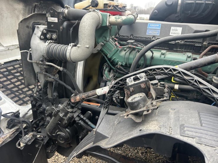#1676-•-2015-volvo-vnl-day-cab-truck-tractor-image-44