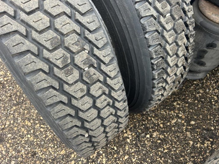 #1676-•-2015-volvo-vnl-day-cab-truck-tractor-image-57