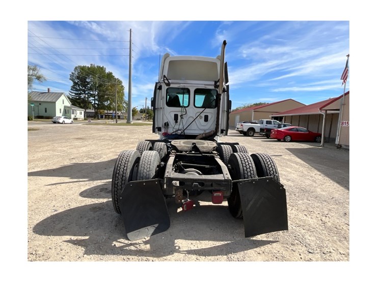 2014-freightliner-ca125-day-cab-image-13