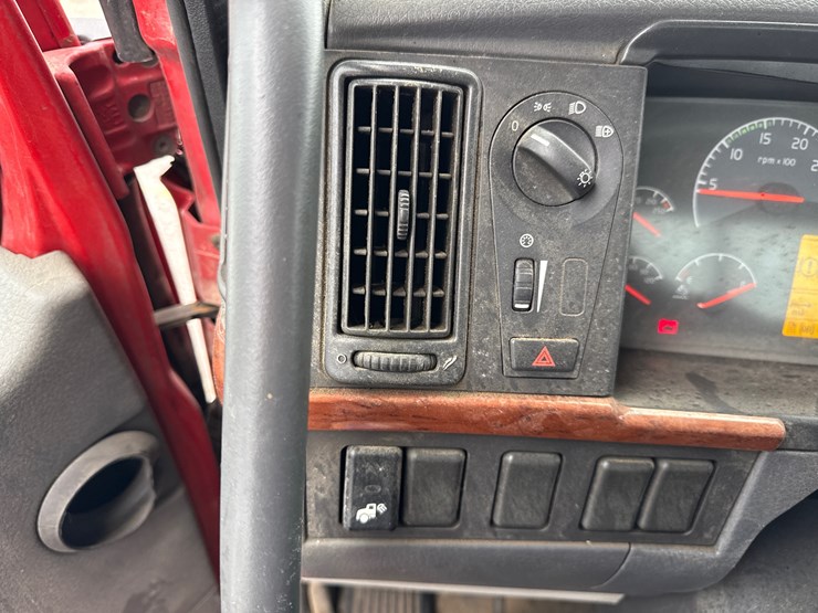 2011-volvo-10-image-59