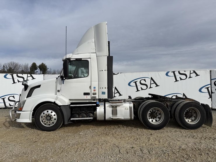 2011-volvo-10-image-2