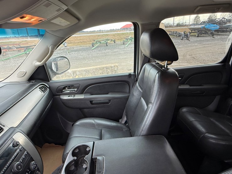2012-chevrolet-suburban-image-30