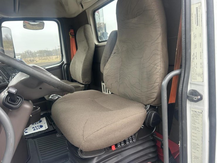 #1676-•-2015-volvo-vnl-day-cab-truck-tractor-image-28