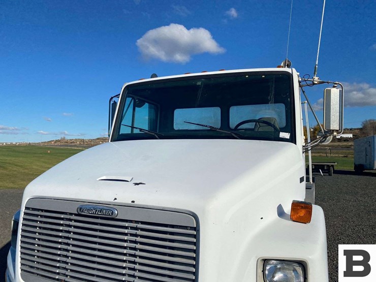 2002-freightliner-fl70-image-33