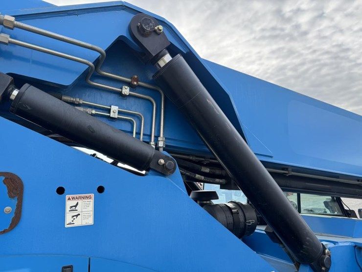 #1460-•-2014-genie-1056-telehandler-image-17