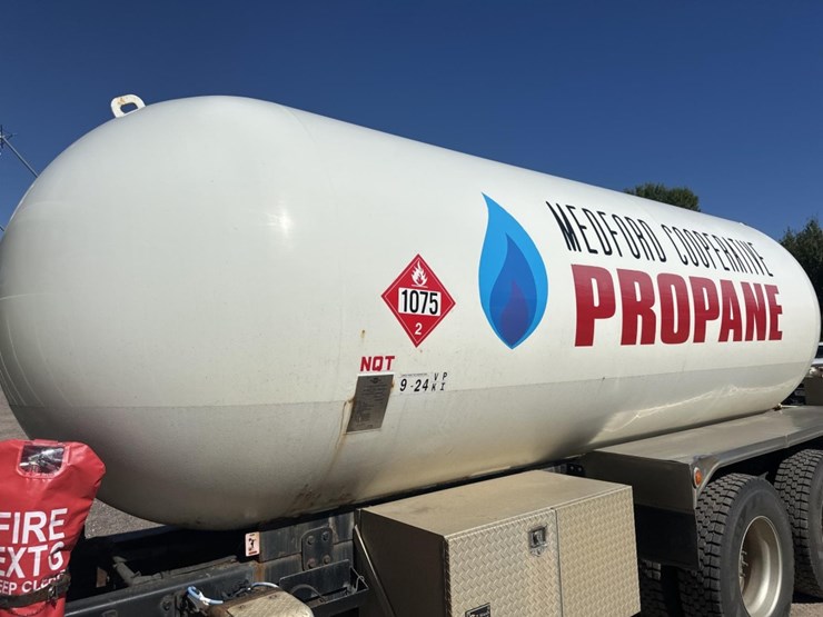 2013-freightliner-m2-106-image-30