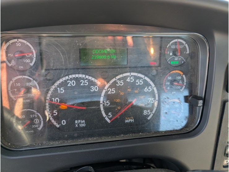 2016-freightliner-m2-day-cab-image-24