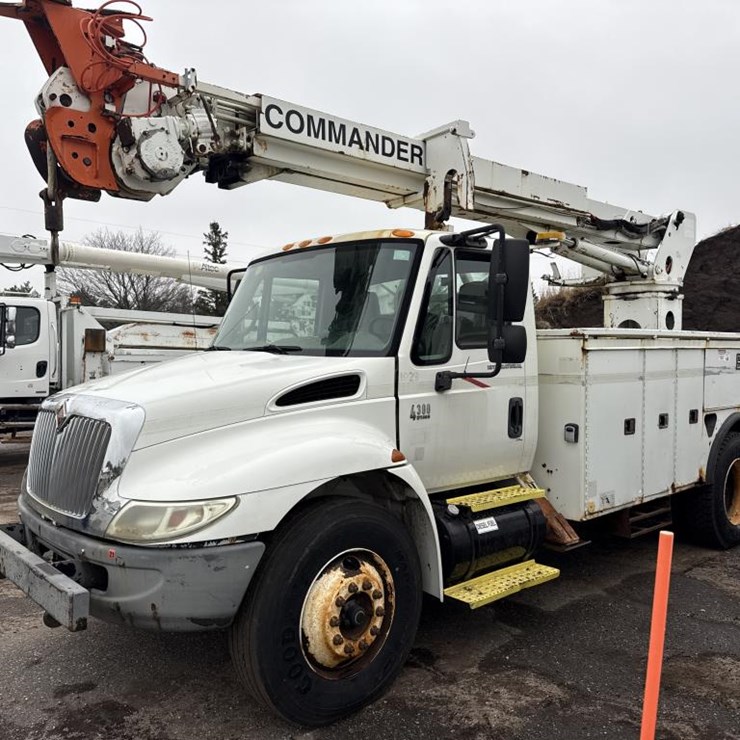 2002 INTERNATIONAL 4300 SBA