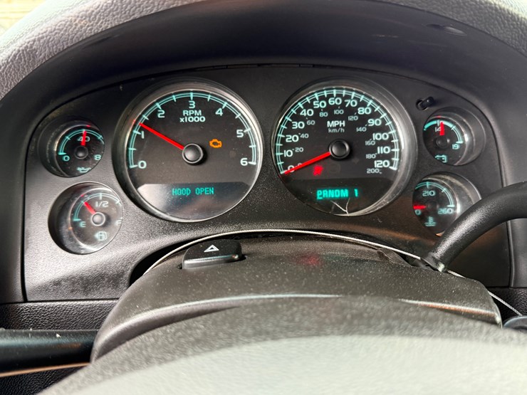 2012-chevrolet-suburban-image-33