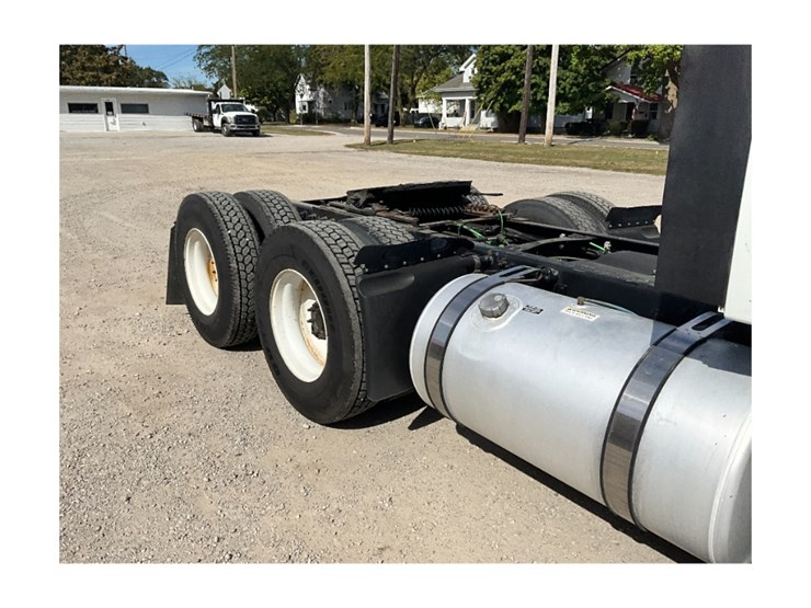 2014-freightliner-ca125-day-cab-image-8