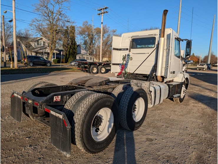 2015-volvo-vnl-day-cab-image-8