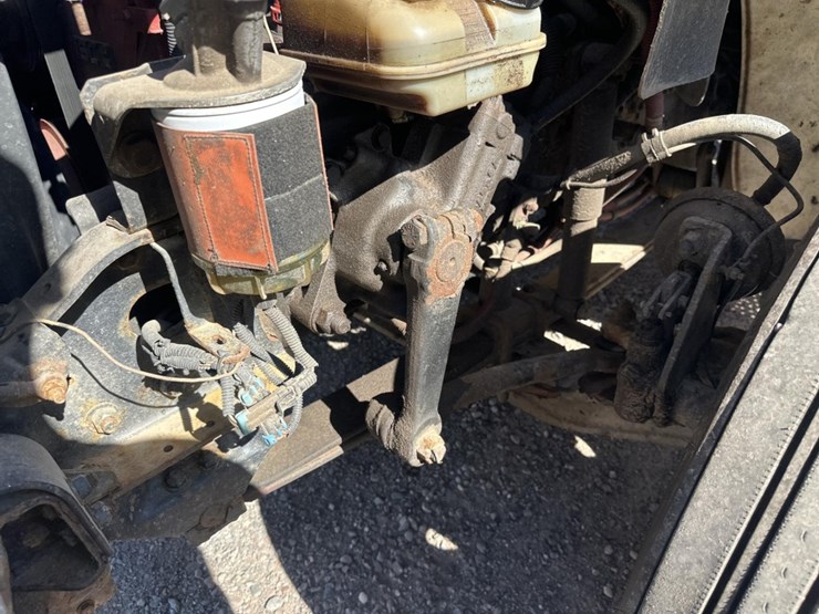 2013-freightliner-m2-106-image-59