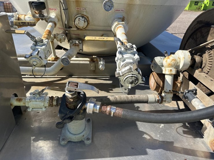 2013-freightliner-m2-106-image-23