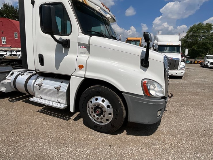 2016-freightliner-ca125-day-cab-image-7