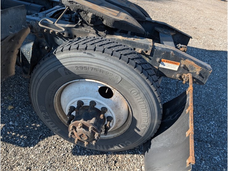 2016-freightliner-m2-day-cab-image-10