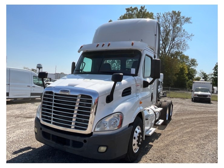 2016-freightliner-ca113-daycab-image-3
