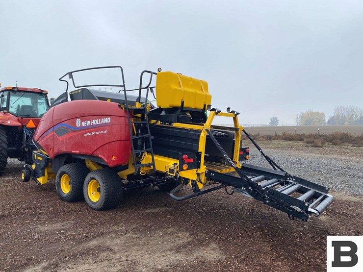 new-holland-340-image-3