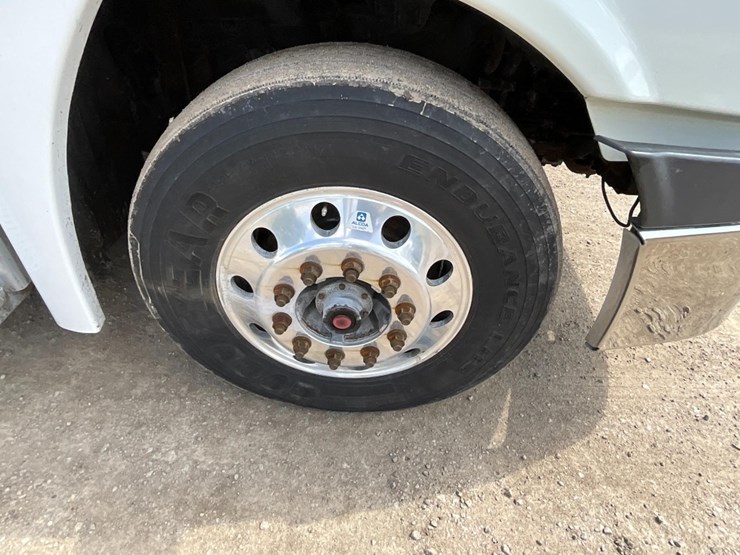 2016-freightliner-ca125-day-cab-image-8