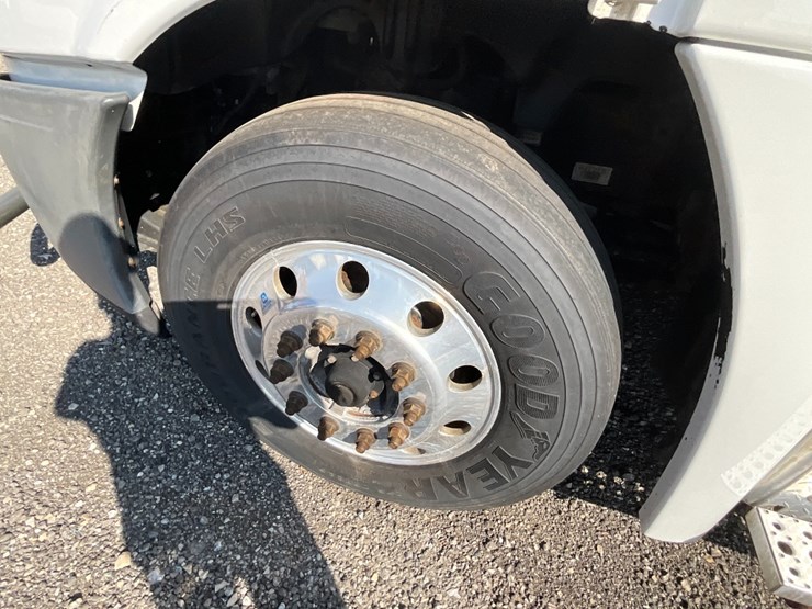 2016-freightliner-ca125-day-cab-image-15