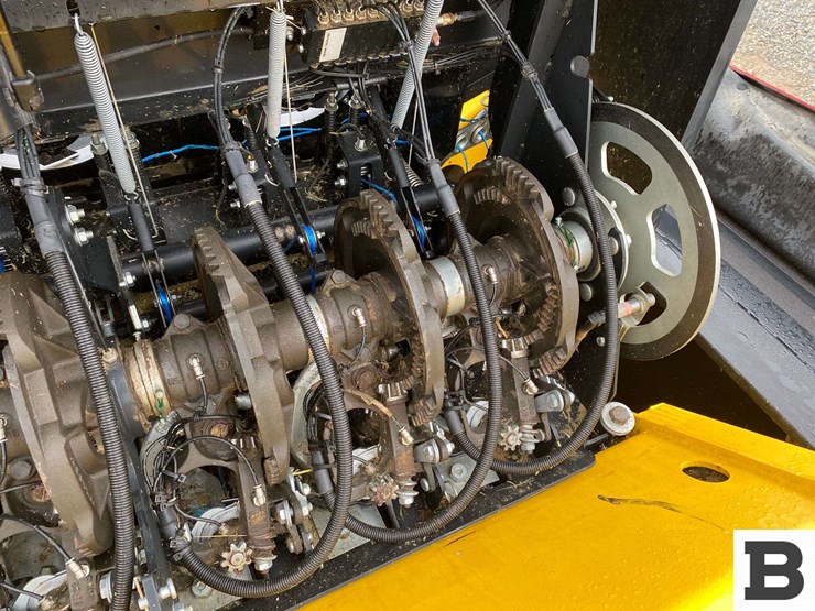 new-holland-340-image-53