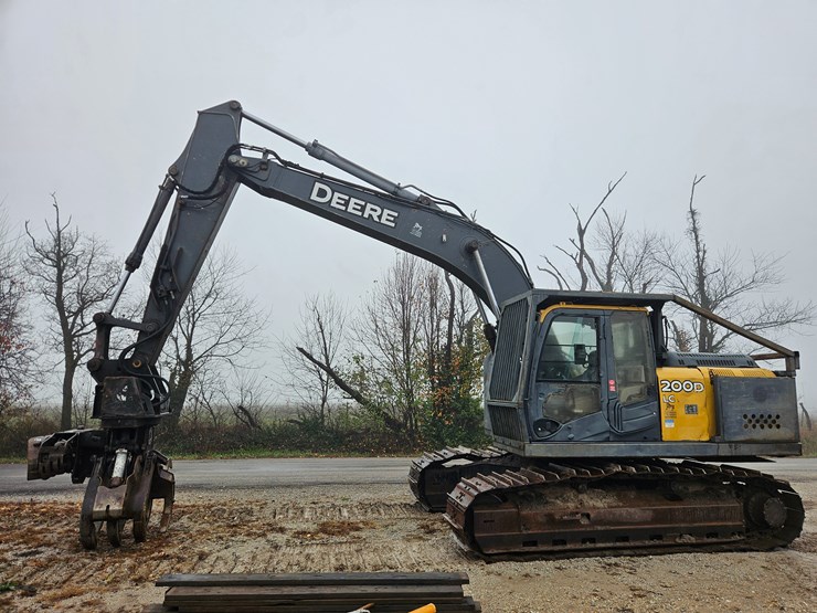 deere-200d-lc-image-4