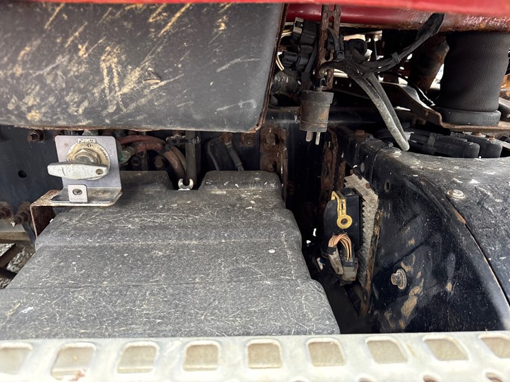 2011-volvo-10-image-39