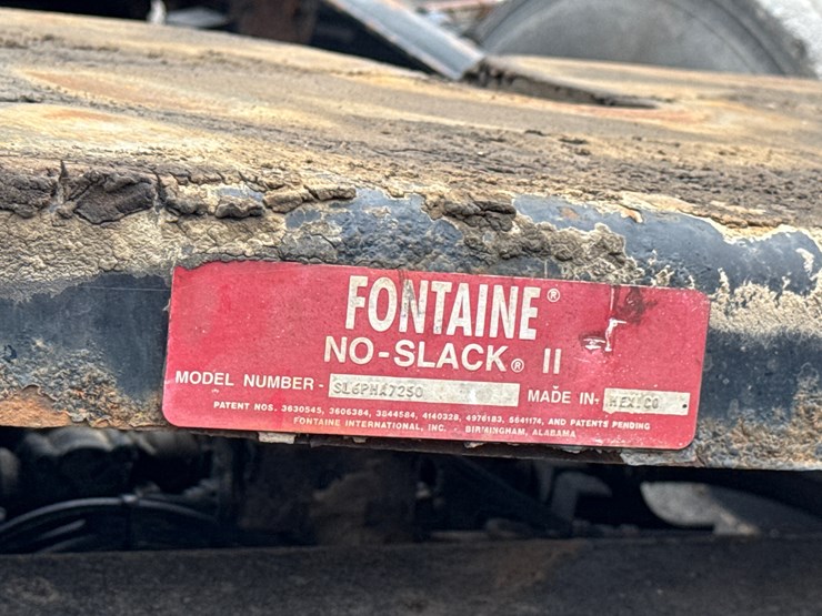 2011-volvo-10-image-19