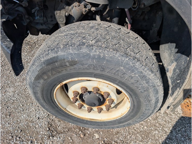 2015-freightliner-m2-106-image-16