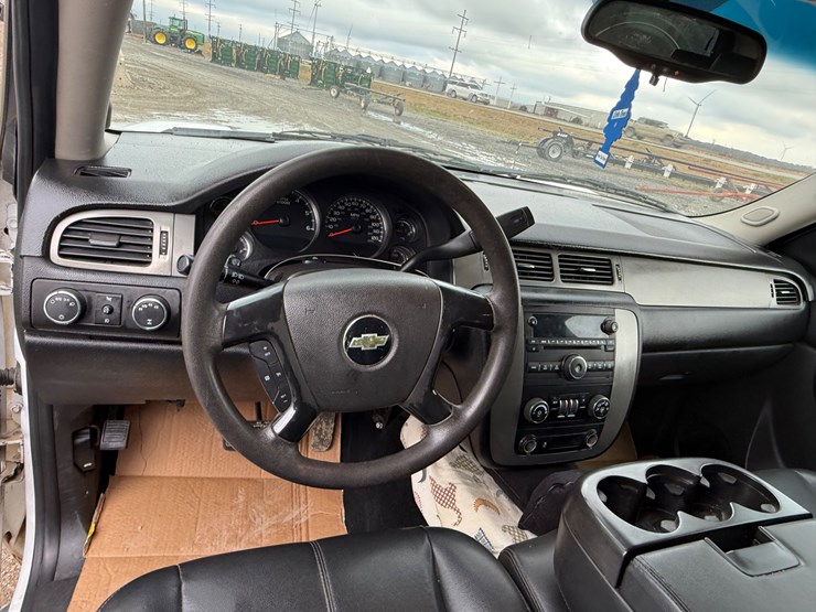 2012-chevrolet-suburban-image-29