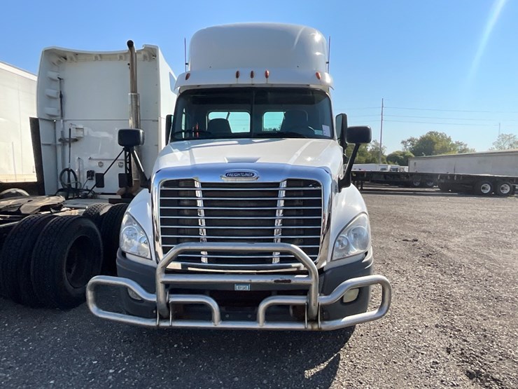 2016-freightliner-ca125-day-cab-image-4