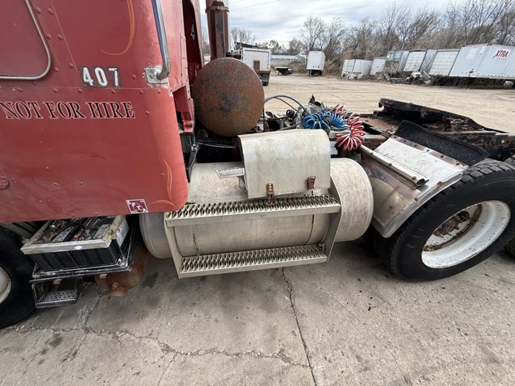 #1193-•-1984-peterbilt-cab-over-truck-tractor-image-30