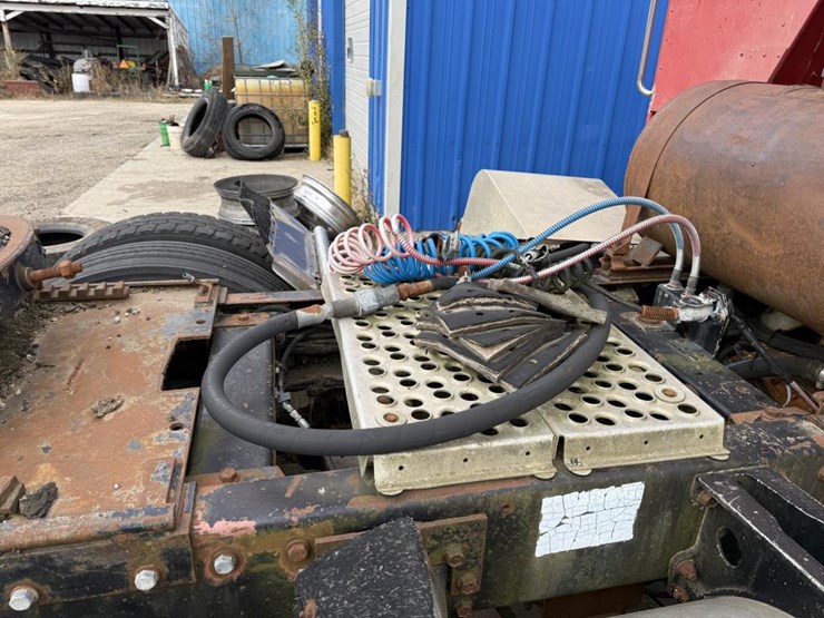 #1193-•-1984-peterbilt-cab-over-truck-tractor-image-15