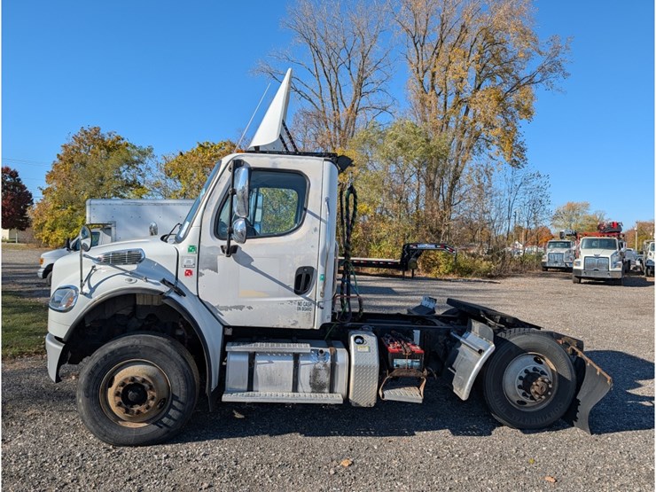 2016-freightliner-m2-day-cab-image-8