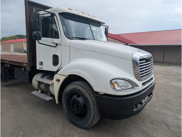 2005-freightliner-columbia-flatbed-w/-moffett-hookup-image-4