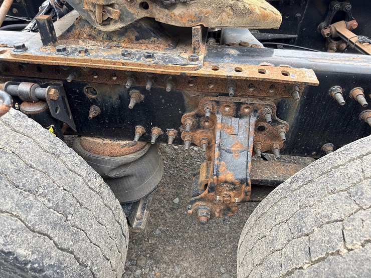 2011-volvo-10-image-12