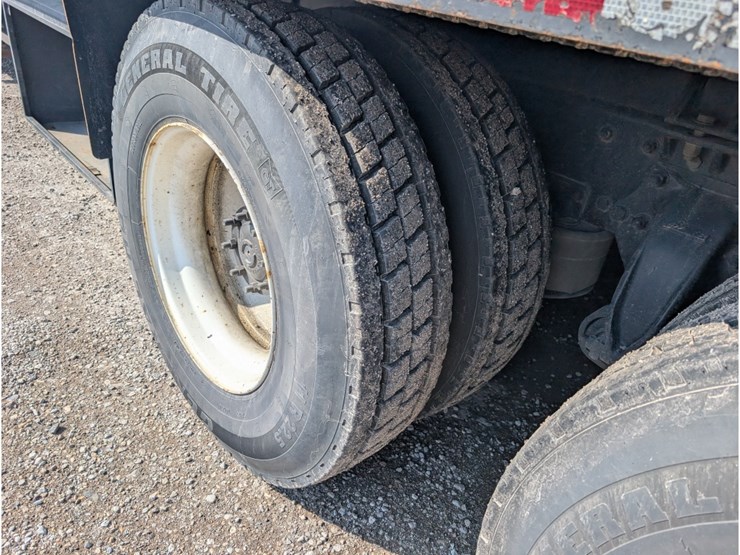 2015-freightliner-m2-106-image-12