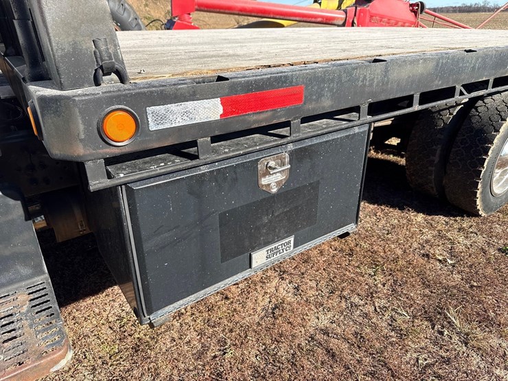 2001-chevy-c6500-truck-image-16