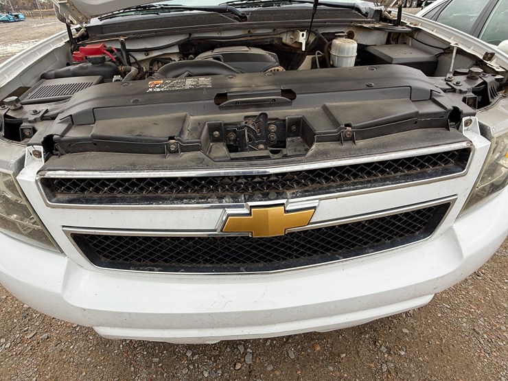 2012-chevrolet-suburban-image-37