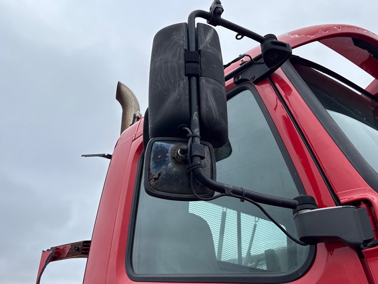 2011-volvo-10-image-26