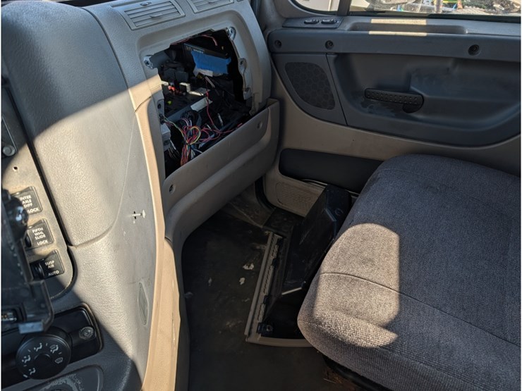 2013-freightliner-columbia-day-cab-image-30