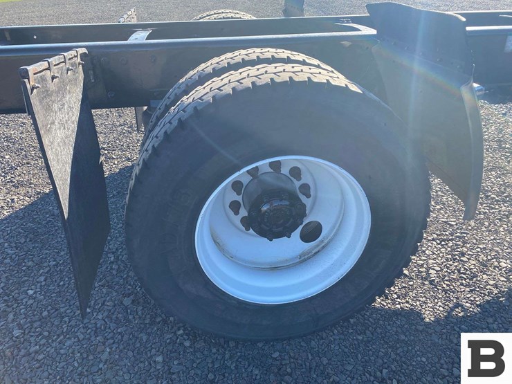 2002-freightliner-fl70-image-28