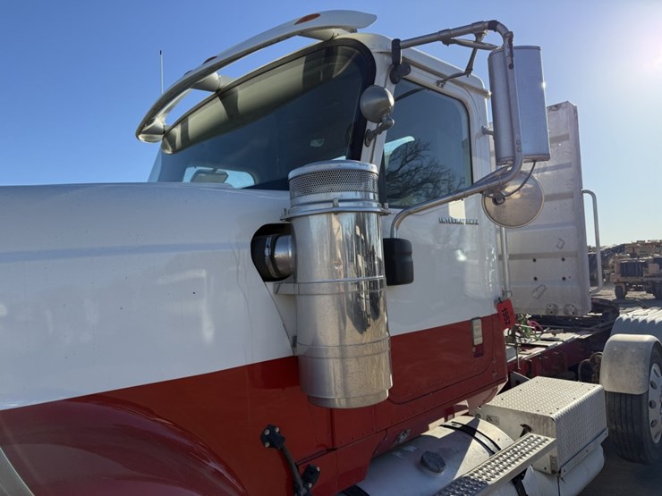 #1952-•-2008-international-eagle-day-cab-truck-tractor-image-29