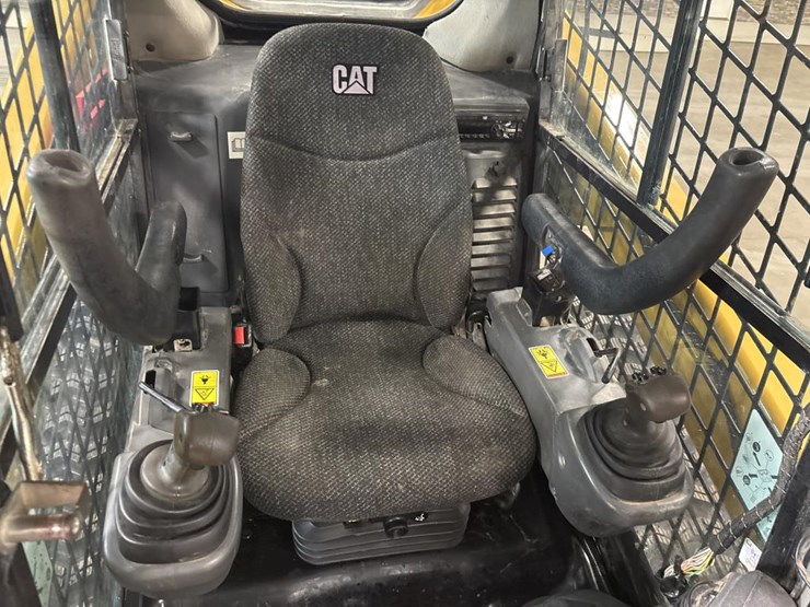 2018-caterpillar-228-image-37