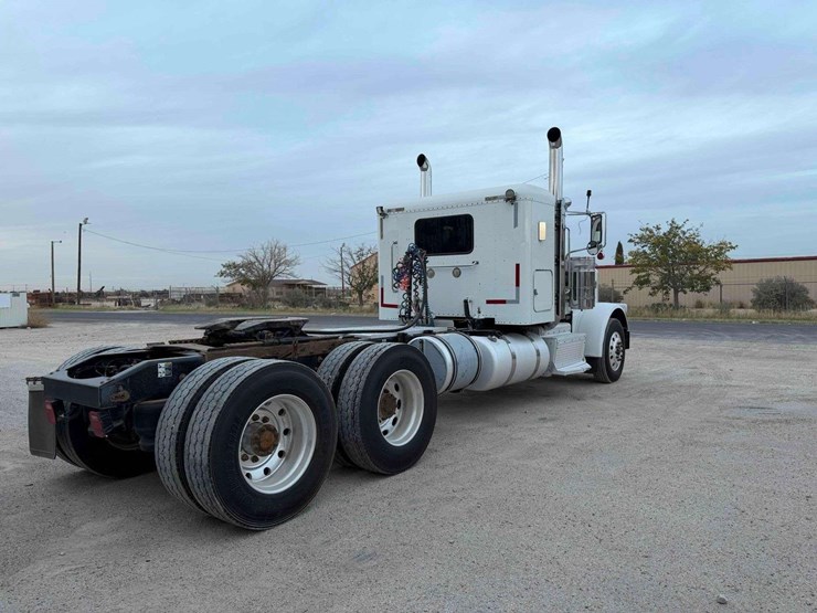 2016-peterbilt-389-image-3