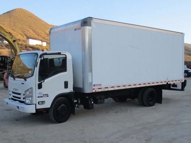 2022-isuzu-npr-image-1